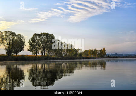 Paysage avec de l'eau reflet nuages Banque D'Images