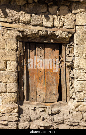 La porte en bois dans un mur de pierre Banque D'Images