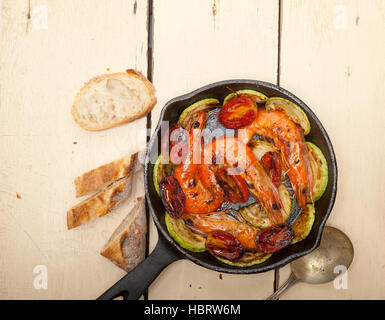 Crevettes grillées avec les courgettes et tomates Banque D'Images