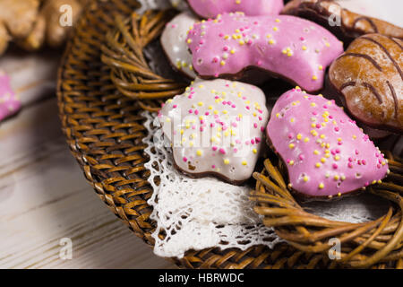 Épicé de Noël en forme de cookies - cookies colorés sur la plaque d'or et décoration de Noël Banque D'Images