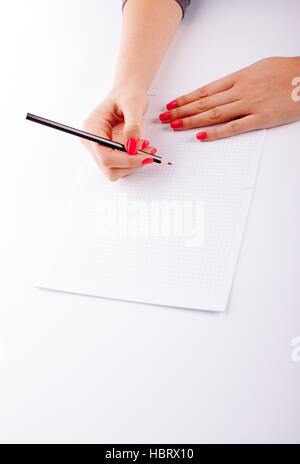 Femme écrit sur feuille blanche Banque D'Images