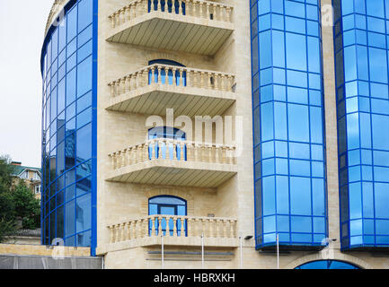 Immeuble de bureaux à plusieurs étages avec balcon Banque D'Images