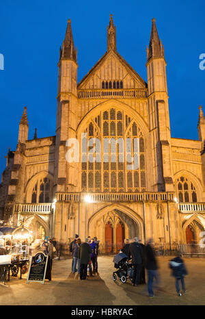 La cathédrale de Winchester, West End, au crépuscule, Winchester Hampshire UK Banque D'Images