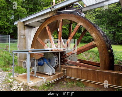 Roue De Leau Moderne Pour Produire De Lélectricité Banque