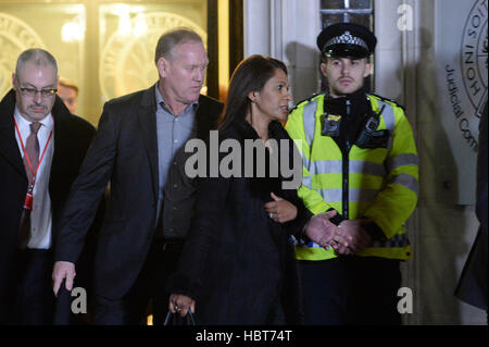 Gina Miller quitte la Cour suprême à Londres, après le deuxième jour de l'appel du gouvernement contre une décision que le premier ministre doit demander l'approbation des députés pour déclencher le processus de prendre la Grande-Bretagne hors de l'Union européenne. Banque D'Images