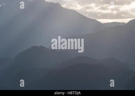 Pania della Croce et la montagne la ville médiéval de Barga depuis la terrasse de l'église de San Cristoforo, Barga en Toscane, Italie. Banque D'Images