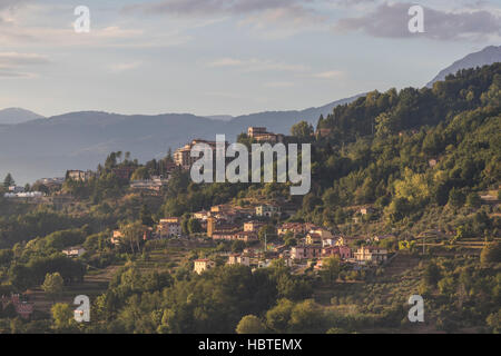 Pania della Croce et la montagne la ville médiéval de Barga depuis la terrasse de l'église de San Cristoforo, Barga en Toscane, Italie. Banque D'Images