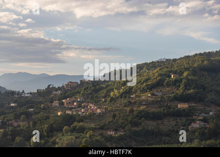 Pania della Croce et la montagne la ville médiéval de Barga depuis la terrasse de l'église de San Cristoforo, Barga en Toscane, Italie. Banque D'Images