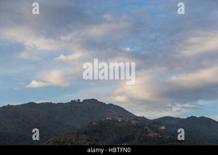 Pania della Croce et la montagne la ville médiéval de Barga depuis la terrasse de l'église de San Cristoforo, Barga en Toscane, Italie. Banque D'Images