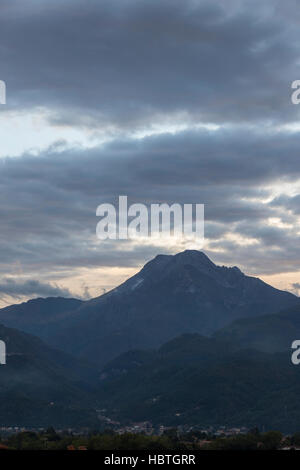 Pania della Croce et la montagne la ville médiéval de Barga depuis la terrasse de l'église de San Cristoforo, Barga en Toscane, Italie. Banque D'Images