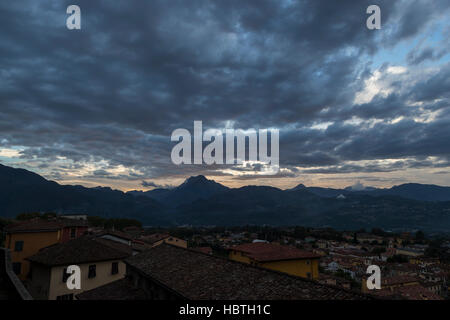 Pania della Croce et la montagne la ville médiéval de Barga depuis la terrasse de l'église de San Cristoforo, Barga en Toscane, Italie. Banque D'Images