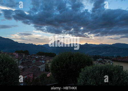 Pania della Croce et la montagne la ville médiéval de Barga depuis la terrasse de l'église de San Cristoforo, Barga en Toscane, Italie. Banque D'Images