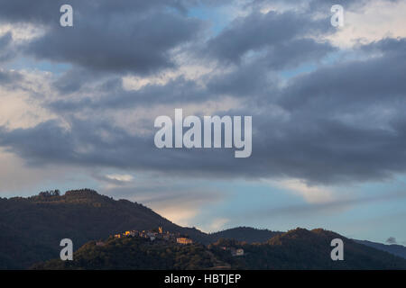 Pania della Croce et la montagne la ville médiéval de Barga depuis la terrasse de l'église de San Cristoforo, Barga en Toscane, Italie. Banque D'Images