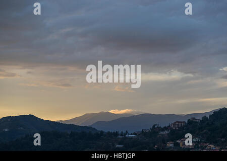 Pania della Croce et la montagne la ville médiéval de Barga depuis la terrasse de l'église de San Cristoforo, Barga en Toscane, Italie. Banque D'Images