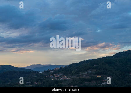 Pania della Croce et la montagne la ville médiéval de Barga depuis la terrasse de l'église de San Cristoforo, Barga en Toscane, Italie. Banque D'Images