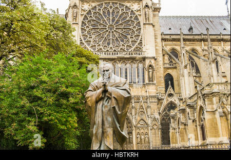 Statue du pape Jean Paul II en face de la cathédrale Notre-Dame Banque D'Images