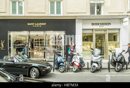 Scène de rue en face d'Yves Saint Laurent et Boucheron stores Banque D'Images