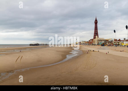 Blackpool, Angleterre - le 12 septembre 2016 : sur le bord de mer de Blackpool le long de la plage de sable doré de la Blackpool Tower et North Pier Banque D'Images