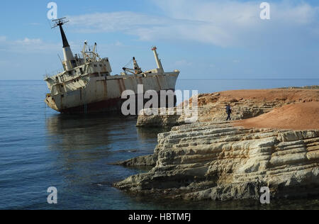 Edro cargo abandonné se trouve sur des roches 3 mise à la terre au large de la côte près de Seacaves, Coral Bay, Paphos, Chypre. Banque D'Images