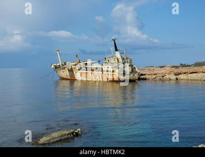 Edro cargo abandonné se trouve sur des roches 3 mise à la terre au large de la côte près de Seacaves, Coral Bay, Paphos, Chypre. Banque D'Images