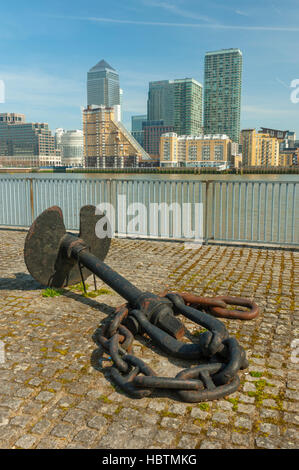 Docklands Rotherhithe Londres. Avec Canary Wharf Tower. avec old anchor en premier plan Banque D'Images