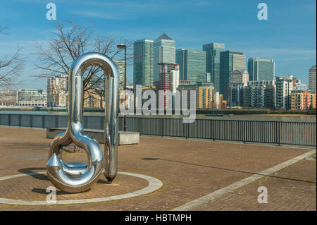 Docklands Rotherhithe Londres. Avec Canary Wharf Tower. Banque D'Images