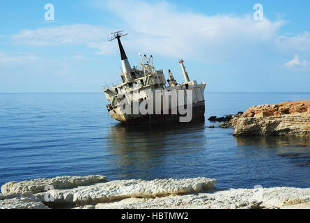 Edro cargo abandonné se trouve sur des roches 3 mise à la terre au large de la côte près de Seacaves, Coral Bay, Paphos, Chypre. Banque D'Images