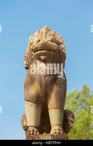 Ruines du temple d'Angkor Thom et Lion Statue gardien à Angkor. Banque D'Images