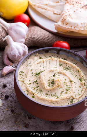 Dans l'humus des chapati et légumes bol. Banque D'Images