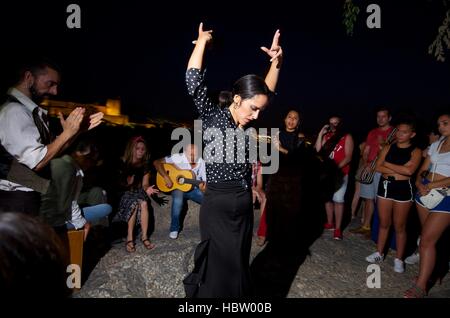 Clara danseuse de flamenco Fuentes en spectacle avec musiciens accompagnateurs à Grenade Espagne Banque D'Images