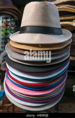 Couleur balinais chapeaux touristique dans l'art et marché artisanal à Ubud, Bali Banque D'Images