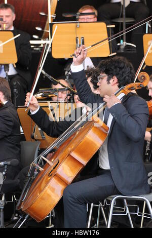 Les joueurs de l'Landesjugendzupforchester violoncelle BB pendant le concert de musique en plein air, 6e juillet 2014 à Berlin, Allemagne. Banque D'Images