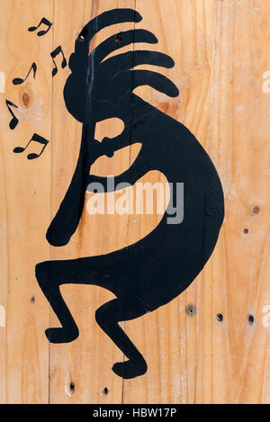 La lecture de la musique de fond peint sur mur en bois ancien. L'Indonésie Banque D'Images