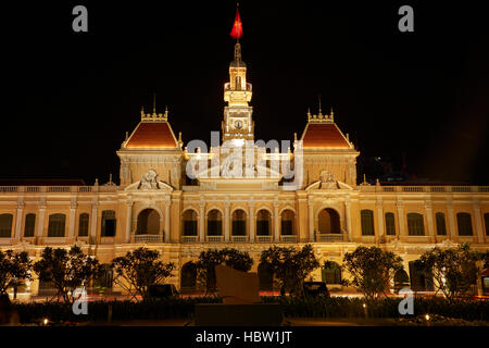 Le Comité populaire historique immeuble (ancien hôtel de ville de Saigon) la nuit, Ho Chi Minh Ville (Saigon), Vietnam Banque D'Images