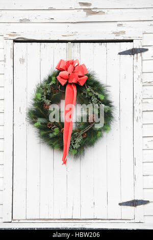 Une couronne de Noël faite de branches de pins sur une grange loft porte, USA Banque D'Images