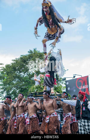 Groupe d'hommes détenant la sculpture traditionnelle. Cérémonie de Nyepi à Bali Banque D'Images