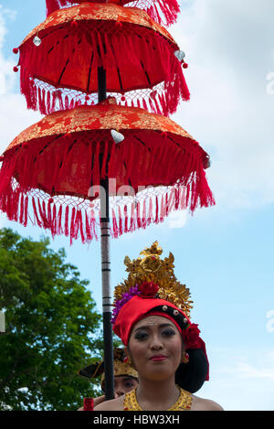 Femme tenant un parapluie traditionnel durant la cérémonie de Nyepi. Bali Banque D'Images