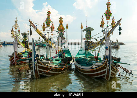 Vieux bateaux en bois traditionnels colorés de l'Indonésie dans l'île de Bali, Indonésie Banque D'Images