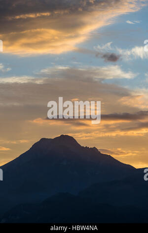 Pania della Croce et la montagne la ville médiéval de Barga depuis la terrasse de l'église de San Cristoforo, Barga en Toscane, Italie. Banque D'Images