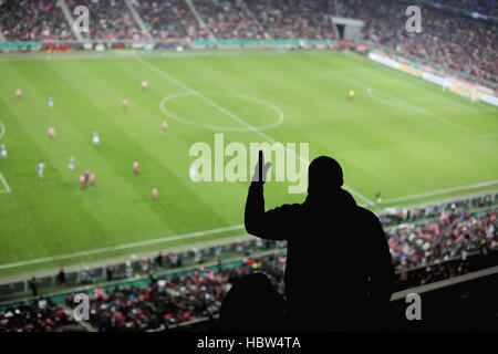 Sillhouette d'encouragement dans le stade du ventilateur Banque D'Images
