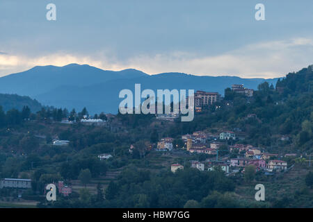 Pania della Croce et la montagne la ville médiéval de Barga depuis la terrasse de l'église de San Cristoforo, Barga en Toscane, Italie. Banque D'Images