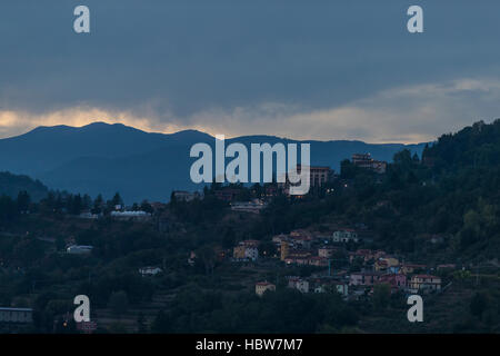 Pania della Croce et la montagne la ville médiéval de Barga depuis la terrasse de l'église de San Cristoforo, Barga en Toscane, Italie. Banque D'Images