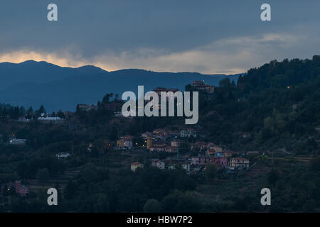 Pania della Croce et la montagne la ville médiéval de Barga depuis la terrasse de l'église de San Cristoforo, Barga en Toscane, Italie. Banque D'Images