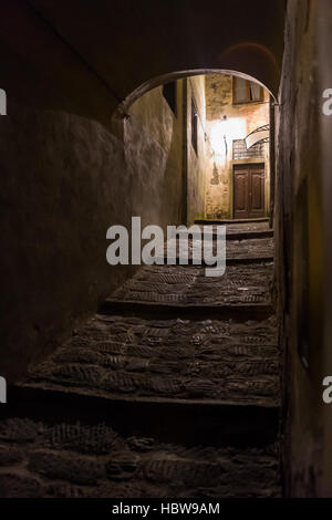 La ville médiéval de Barga, possède de nombreuses rues étroites et les ruelles qui prennent vie grâce à la lumière artificielle la nuit. en Toscane, Italie. Banque D'Images