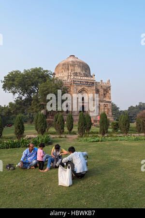 Pique-nique en famille à l'extérieur de Gumbad Shisha (Lodi) Lodhi Gardens, New Delhi, Inde Banque D'Images