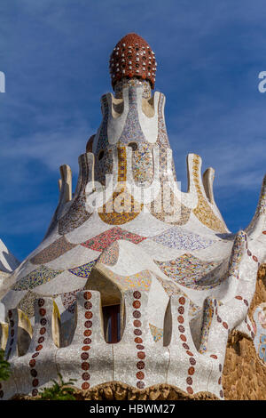 Détail de mosaïque travaux de Parc Guell. En 1984, l'UNESCO a déclaré le parc un Site du patrimoine mondial en vertu de Œuvres d'Antoni Gaudi. De Barcelone en Espagne. Banque D'Images