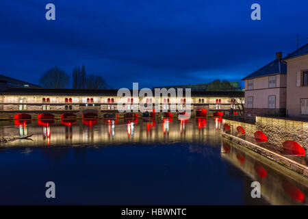 Ponts Couverts illuminé et Barrage Vauban reflétée sur la rivière Ill la nuit Strasbourg, Alsace, France Banque D'Images