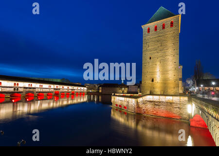 Ponts Couverts illuminé et Barrage Vauban au crépuscule se reflétant dans les eaux de l'Ill, Alsace France Banque D'Images