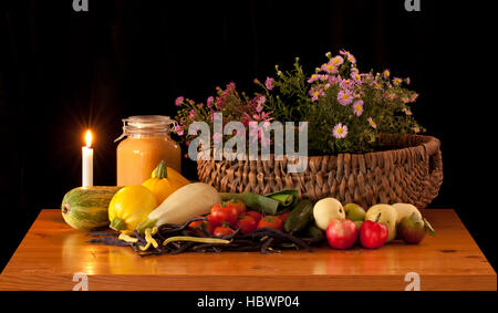 Une nature morte avec la beauté de l'automne sur un fond noir Banque D'Images