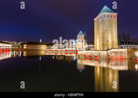 Ponts Couverts illuminé et Barrage Vauban dans la nuit le long de la rivière Ill Strasbourg, France Banque D'Images